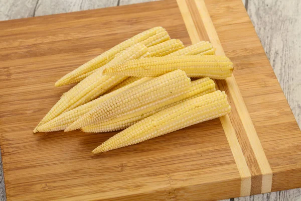 Maíz Crudo Bebé Sobre Tablero Madera — Foto de Stock