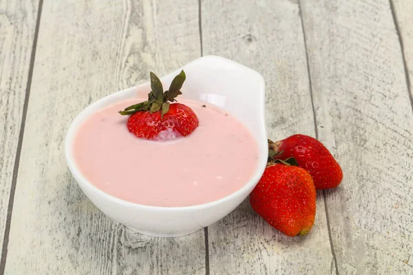 Yogurt Latte Con Fragola Nella Ciotola — Foto Stock