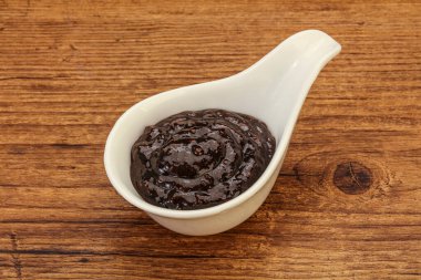 Kasede acı biber sosu var.