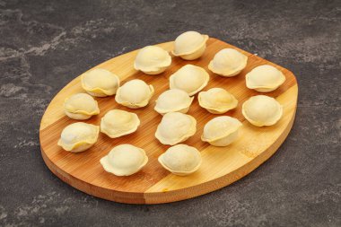 Pişirmek için çiğ etli börek.