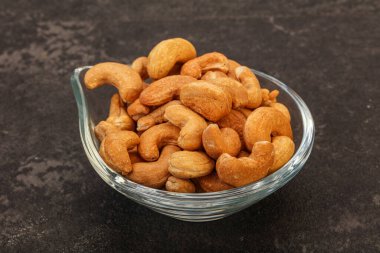 Kavrulmuş kaju yığını kasede