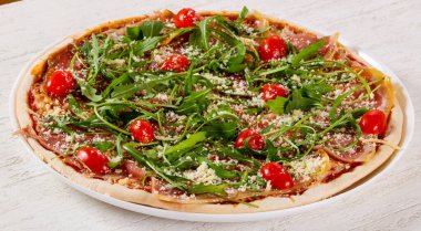 Hamon ve roka ile pizza.