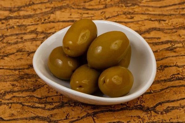 Grüne Oliven Der Schüssel Über Hölzernem Speck — Stockfoto