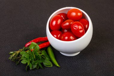 Kasede fesleğen servis edilen vişneli domates turşusu