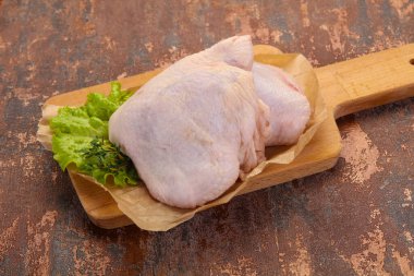 Çiğ tavuk kalçası pişirmeye hazır.