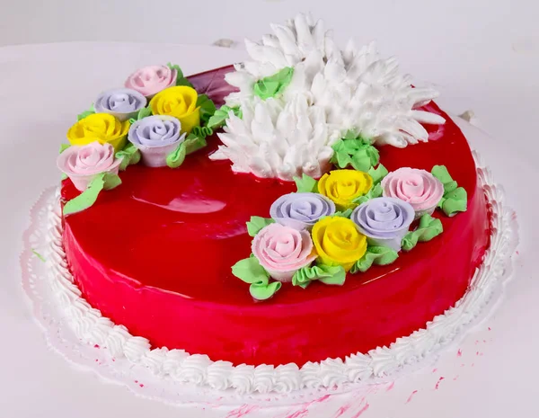 Lekkere Cake Met Crèmekleurige Bloemen — Stockfoto