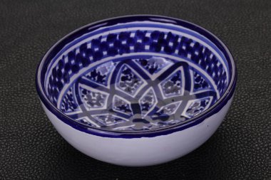 Boş seramik kase siyah arka plan üzerinde