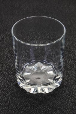 Boş bardak fincan siyah arka plan üzerinde