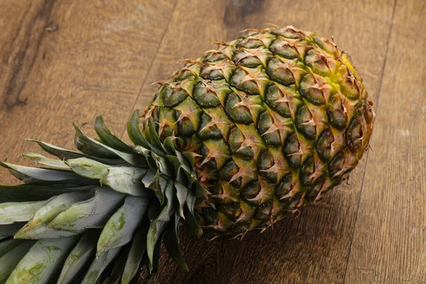 Frische Reife Ananas Über Dem Hölzernen Hintergrund — Stockfoto