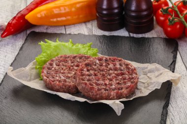 Çiğ burger pirzolası ızgara için hazır.