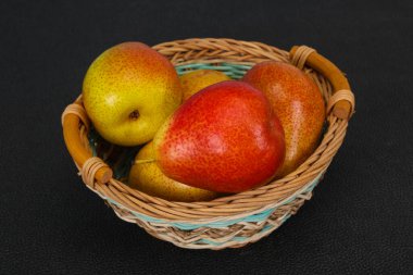 Tahta sepetteki olgun armut yığını.