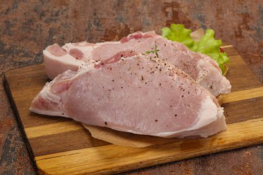 Çiğ domuz eti ızgara için hazır.