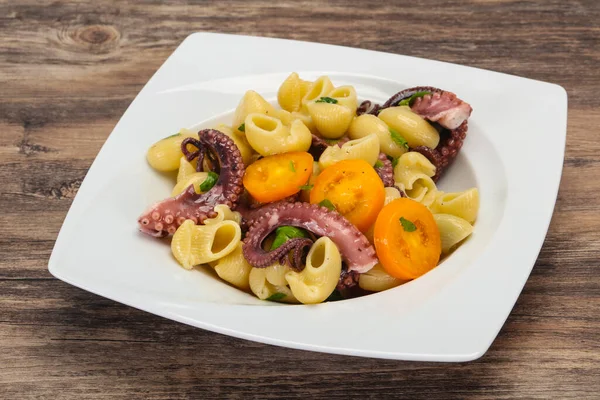 Nudeln Mit Oktopus Petersilie Und Gelben Tomaten — Stockfoto