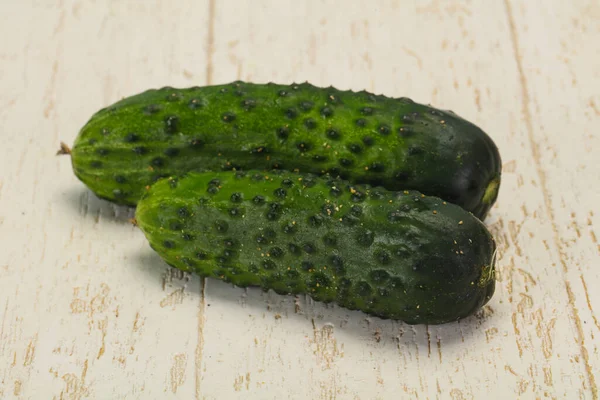 Taze taze iki salatalık vejetaryen için hazır.