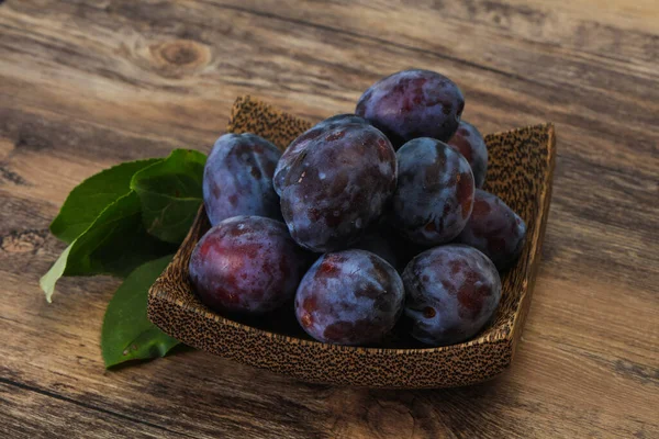 Montón Ciruela Madura Cesta Con Hojas — Foto de Stock