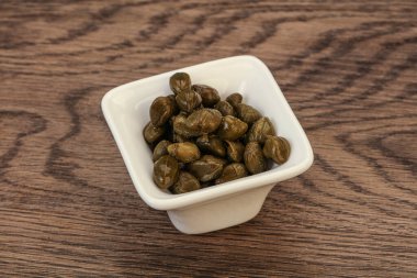 Kasede salamura edilmiş kapari.