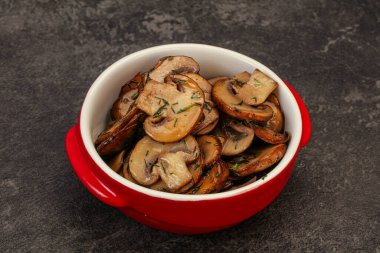 Kavrulmuş şampiyon, kasede otlar ve baharatlar var.