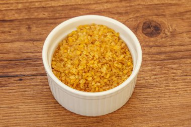 Vejetaryen mutfağı. Kasede pişirmek için kuru bulgur.