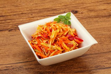 Havuç ve biberli vejetaryen lahana salatası 