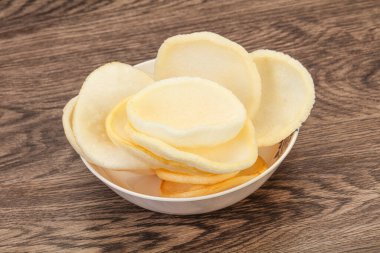 Asya usülü - kâsede ev yapımı karides cipsi