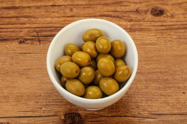 Kavanozda yeşil zeytin turşusu