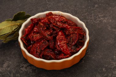 Olgun kuru domates yığını kasede.