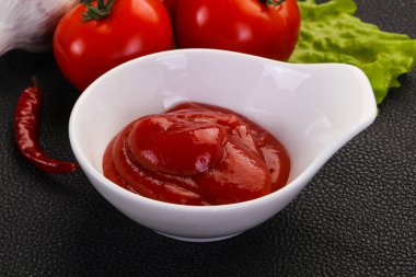 Domates ketçap sosu biber ve sarımsak servis edildi.