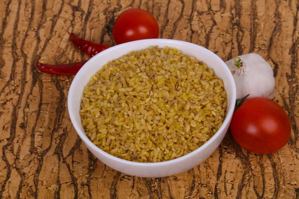 Bulgur Dorado Crudo Tazón Con Tomates Ajo — Foto de Stock