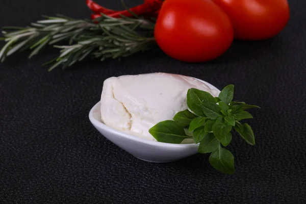 Pelota Italiana Queso Mozzarella Servido Albahaca Tomates — Foto de Stock