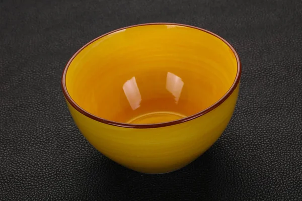 空的陶瓷碗在黑色背景 — 图库照片