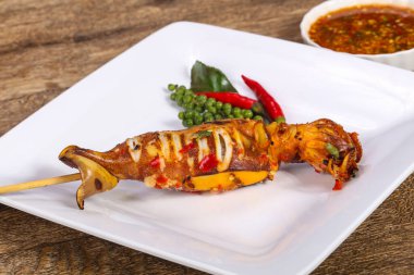 Sos ve hebs ile ızgara kalamar şiş