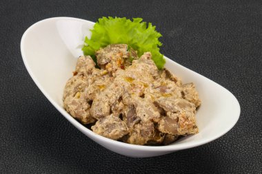 Kremalı ve kuru domatesli tavuk ciğeri kekik servis edildi.