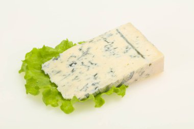 İtalyan geleneksel gorgonzola peyniri beyaza izole edilmiş.