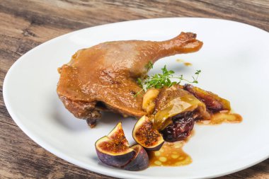 Kavrulmuş. Ördek. erik, incir ve elma ile bacak