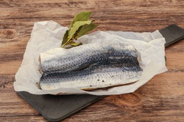 Güvertede deri ve baharatlı ringa filetosu.