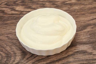 Süt ekşi krema kasede