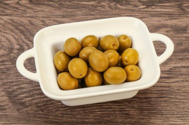 Kavanozda yeşil zeytin turşusu