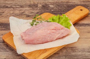 Pişirmek için çiğ hindi göğsü biftek.