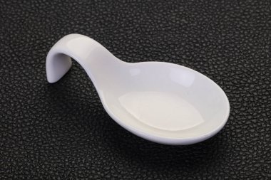 Siyah arka plan üzerinde beyaz porselen kase