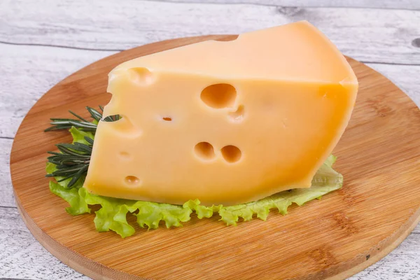 Maasdam Käse Auf Dem Brett Serviert Salatblätter Und Rosmarin — Stockfoto