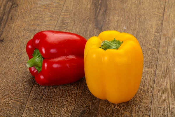 Rote Und Gelbe Bulgarische Paprika — Stockfoto