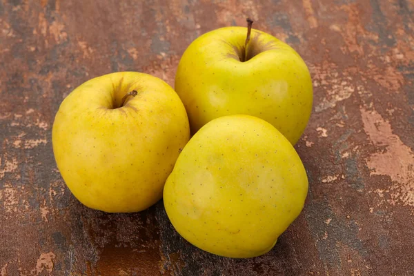Manzanas Amarillas Maduras Sobre Fondo Madera — Foto de Stock