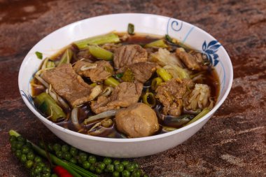 Tayland usulü et, sebze ve mantarlı çorba.