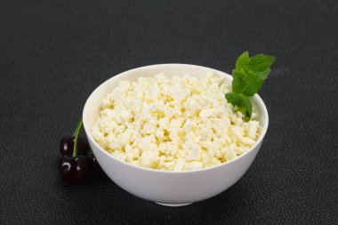 Taze kaymak tabaktaki taze kaymak. Naneli ve vişneli.