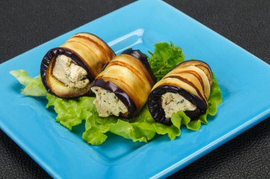 Peynirli patlıcan dolması ve otlar salata servis