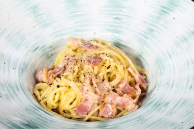 Jambon ve parmesan ile Makarna Carbonara