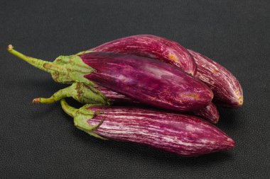 Canlı, olgun Graffiti menekşe rengi patlıcan.