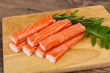 Ahşap tahtanın üzerinde yengeç çubuğu surimi