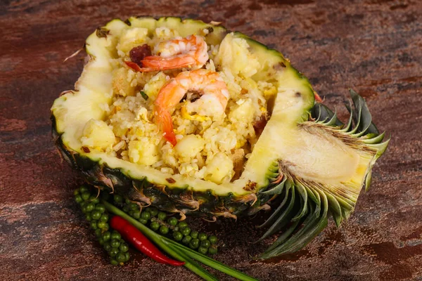 Stekt Ris Med Räkor Serverade Ananas — Stockfoto