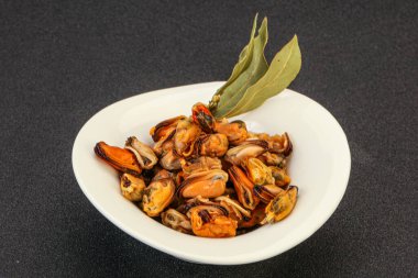 Kasede baharatlı midye turşusu.